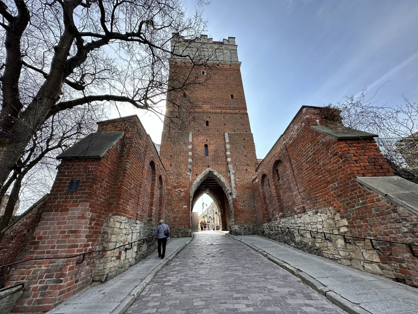 Przewodnik Sandomierz. Oprowadzanie po Sandomierzu. Brama Opatowska w Sandomierzu