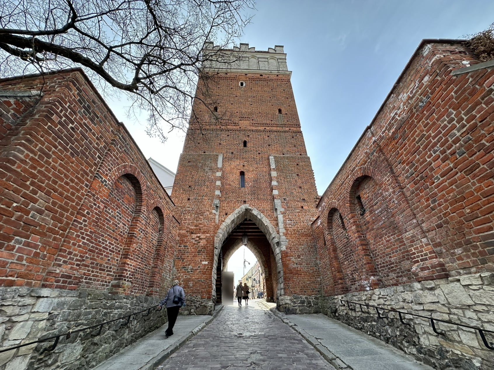 Przewodnik Sandomierz. Zwiedzanie miasta. Brama Opatowska w Sandomierzu