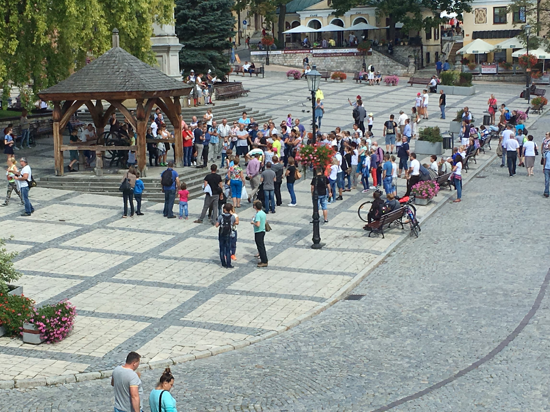Przewodnik Sandomierz. Zwiedzanie miasta z przewodnikiem. Wycieczka stojąca na Rynku Starego Miasta w Sandomierzu