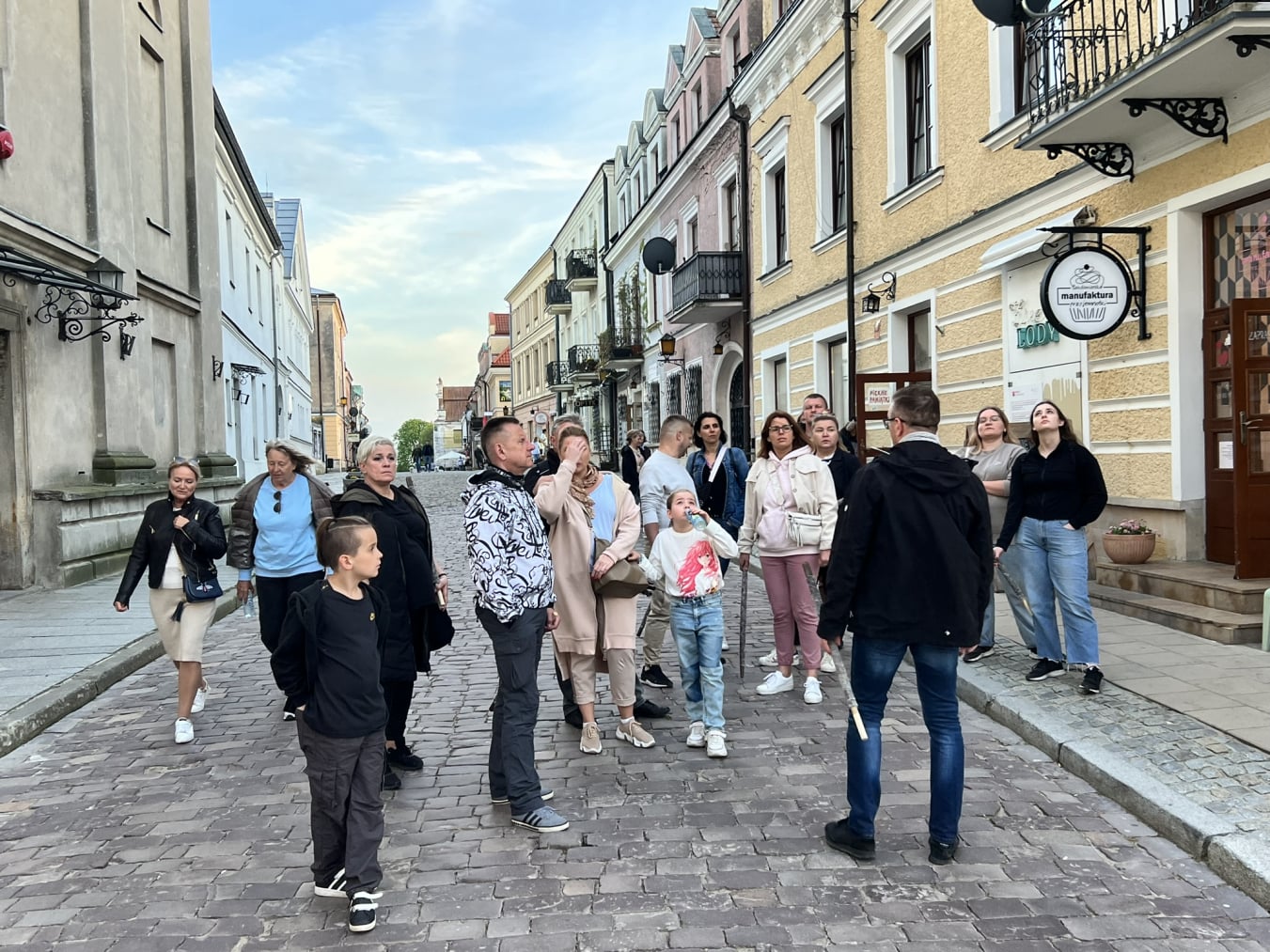Przewodnik Sandomierz. Zwiedzanie miasta z przewodnikiem, które stoi na ulicy Opatowskiej i pokazuje zabytki.