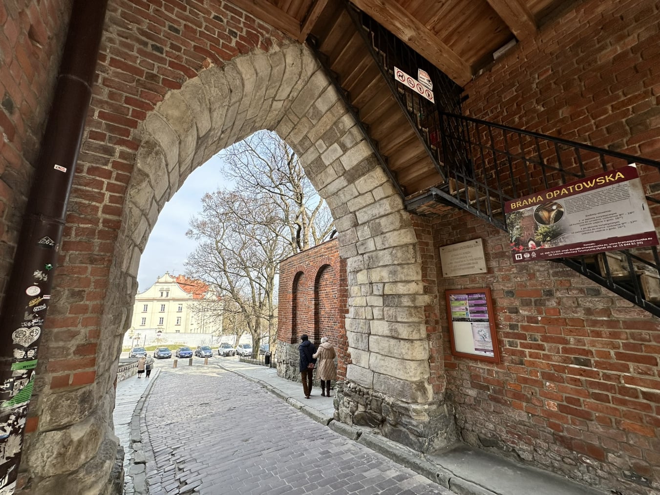Przewodnik Sandomierz. Zwiedzanie miasta. Brama Opatowska w Sandomierzu