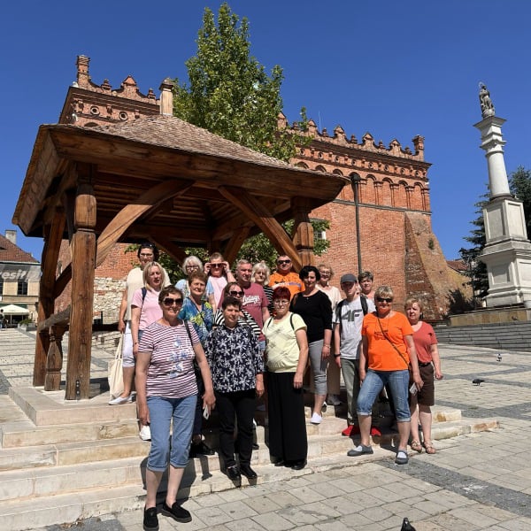 Przewodnik Sandomierz. Zwiedzanie Sandomierza. Osoby dorosłe grupa na Rynku